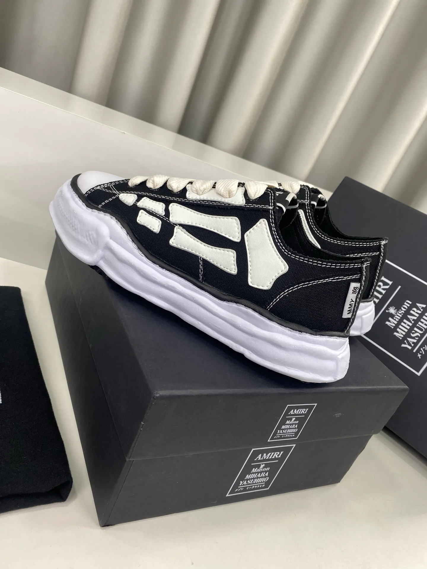 [AMIRI Handmade clay mold soles and AMIRI's iconic BONES leather embroidery details are a major feature of the shoe, showing unique craftsmanship and style🚩 Material: Upper original custom space Monica canvas! Lining: original technical cloth, outsole: original molded steel-stamped EVA foam bottom,